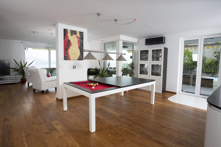 Une table moderne qui se transforme en billard